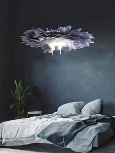 Lampe suspendue en plume dans une chambre