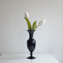 Chargement de l&#39;image dans la visionneuse de la galerie, Vase soliflore noir tulipes 
