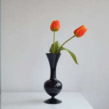 Chargement de l&#39;image dans la visionneuse de la galerie, Vase soliflore noir tulipes oranges
