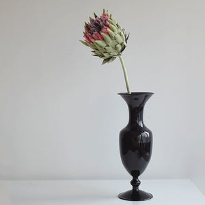 Vase soliflore noir avec fleur d'artichaut