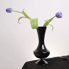 Chargement de l&#39;image dans la visionneuse de la galerie, Vase soliflore noir avec tulipes violettes
