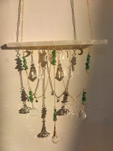 Chargement de l&#39;image dans la visionneuse de la galerie, Sun catcher cristal suspendu vert aventurine
