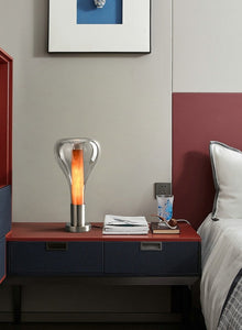Lampe de table design en verre dans une chambre