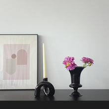 Chargement de l&#39;image dans la visionneuse de la galerie, Vase soliflore noir avec fleurs roses
