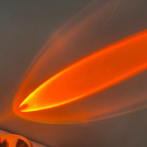 Lampe projection plafond projette une lumière orange-rouge