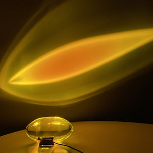 Une lampe projection plafond projette de la lumière jaune