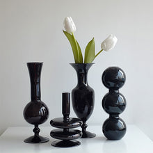 Chargement de l&#39;image dans la visionneuse de la galerie, Vase soliflore noir avec tulipes blanches
