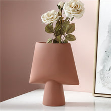 Chargement de l&#39;image dans la visionneuse de la galerie, Vase contemporain en céramique couleur ocre
