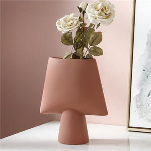 Vase contemporain en céramique couleur ocre