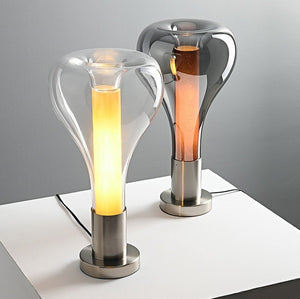 Deux modèles de lampe de table design allumées