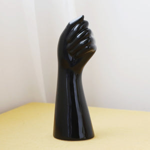 Vase en forme de main noire