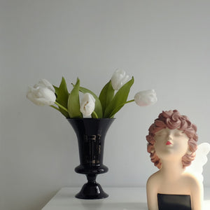 Vase soliflore noir avec tulipes blanches