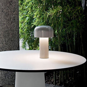 Lampe champignon USB blanche sur une table