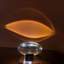 Chargement de l&#39;image dans la visionneuse de la galerie, Lampe projection plafond projette une lumière orange

