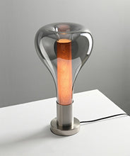 Chargement de l&#39;image dans la visionneuse de la galerie, Une lampe de table design en verre à l&#39;esprit minimaliste
