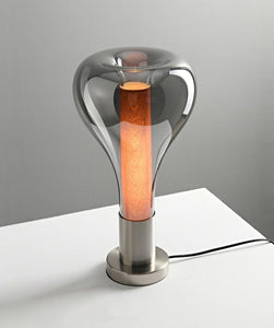 Une lampe de table design en verre à l'esprit minimaliste