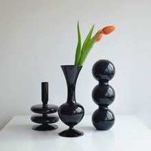 Chargement de l&#39;image dans la visionneuse de la galerie, Vase soliflore noir avec tulipes
