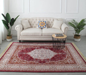 Un tapis rouge aux motifs vintage dans un salon