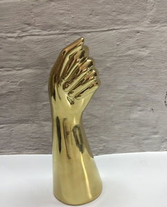 Vase en forme de main dorée