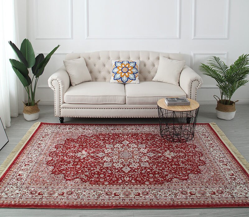 Un tapis au style vintage de couleur rouge dans un salon