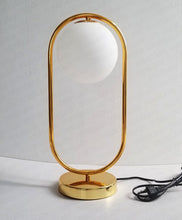 Chargement de l&#39;image dans la visionneuse de la galerie, Lampe boule à poser dorée
