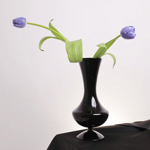 Vase soliflore noir avec tulipes violettes