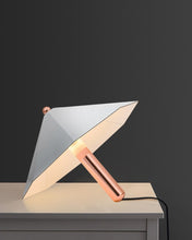 Chargement de l&#39;image dans la visionneuse de la galerie, Lampe parapluie design posée sur une table
