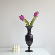 Chargement de l&#39;image dans la visionneuse de la galerie, Vase soliflore noir avec tulipes violettes
