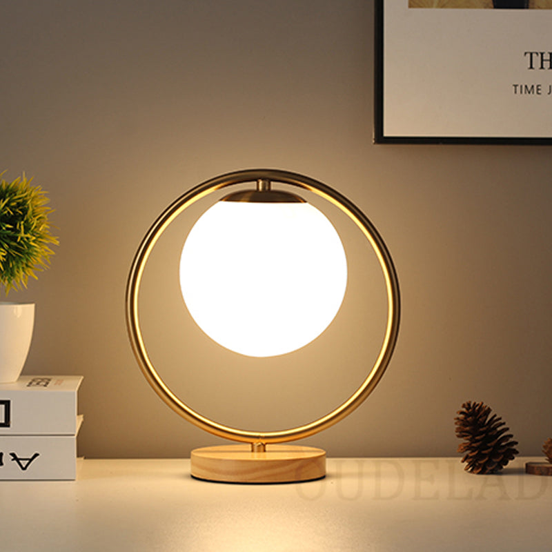 Lampe minimaliste avec une boule design à poser