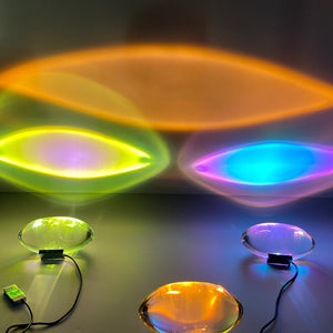 Plusieurs lampes led projection qui projettent de la lumière orange, verte et bleue