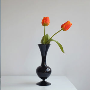 Vase soliflore noir avec tulipes oranges