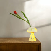 Chargement de l&#39;image dans la visionneuse de la galerie, Vase en verre champignon avec tulipe
