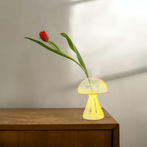 Vase en verre champignon avec tulipe