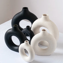 Chargement de l&#39;image dans la visionneuse de la galerie, Vase donut noir minimaliste en céramique
