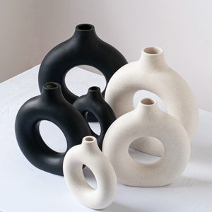 Vase donut noir minimaliste en céramique