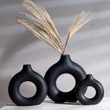 Chargement de l&#39;image dans la visionneuse de la galerie, Vase minimaliste en céramique donut noir
