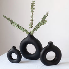 Chargement de l&#39;image dans la visionneuse de la galerie, Vase donut noir en céramique, design minimaliste
